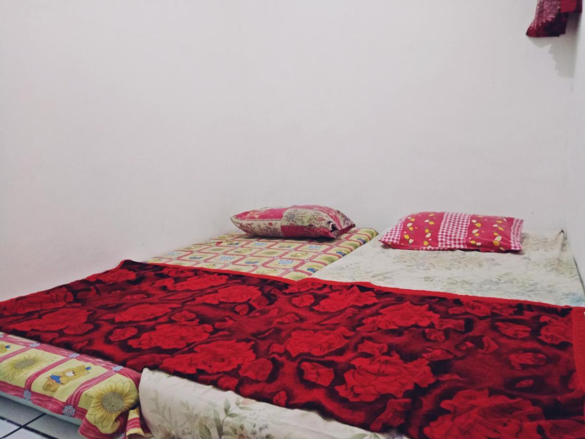 マラン Griya Backpacker Pak Yon Bed & Breakfast エクステリア 写真