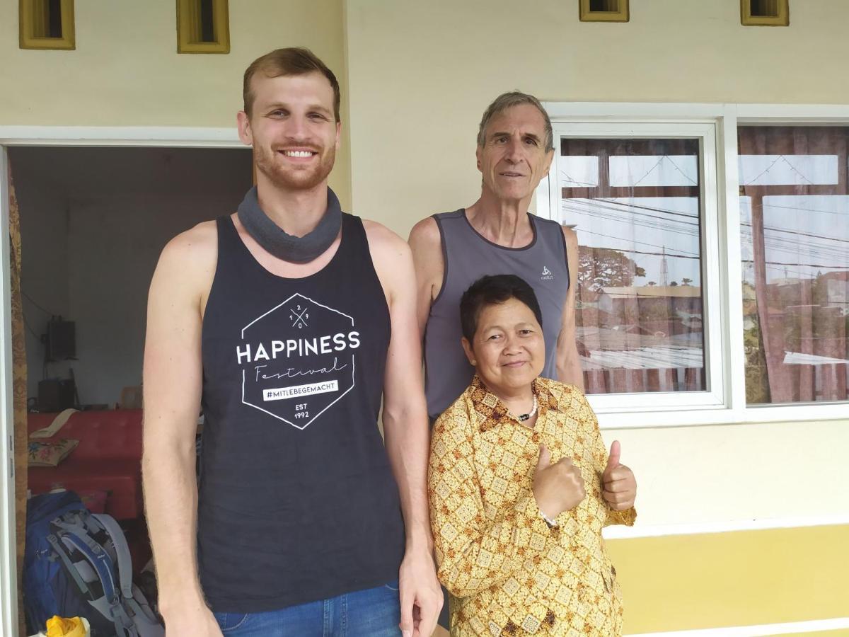 マラン Griya Backpacker Pak Yon Bed & Breakfast エクステリア 写真