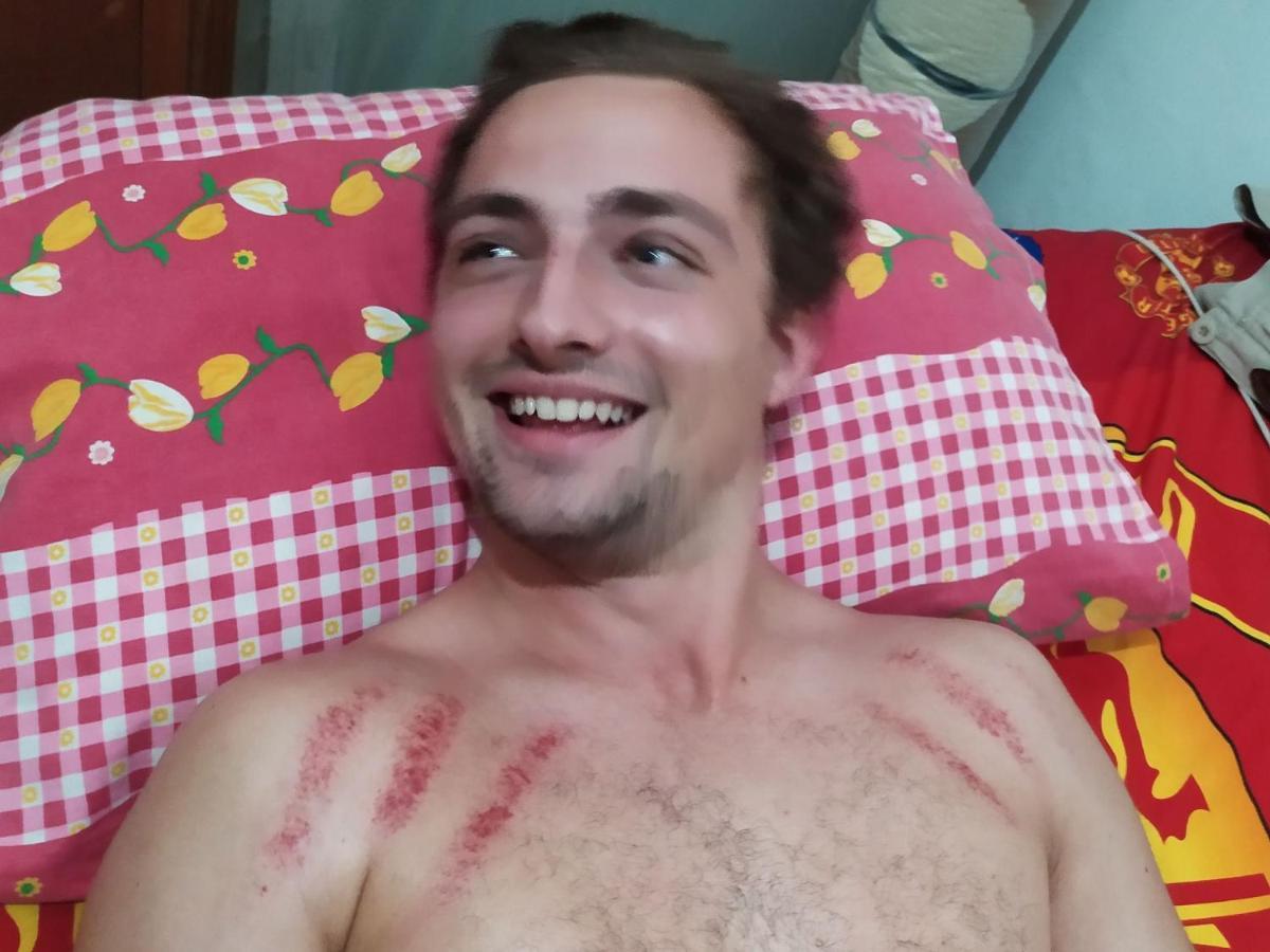 マラン Griya Backpacker Pak Yon Bed & Breakfast エクステリア 写真
